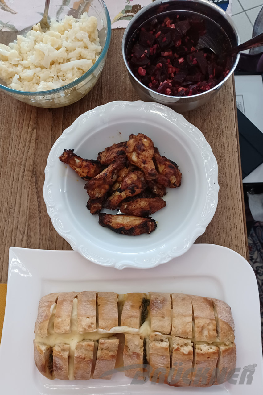 Hähnchenflügel, Zupfbrot, Salate