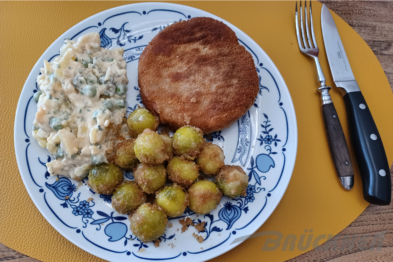 Jägerschnitzel, Rosenkohl, Kartoffelsalat