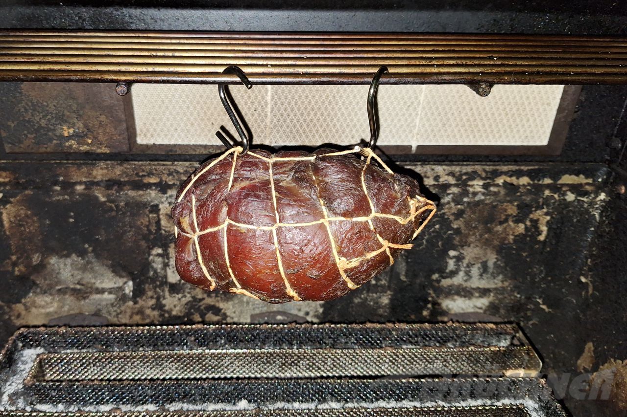 Nußschinken, beim Räuchern im Grill