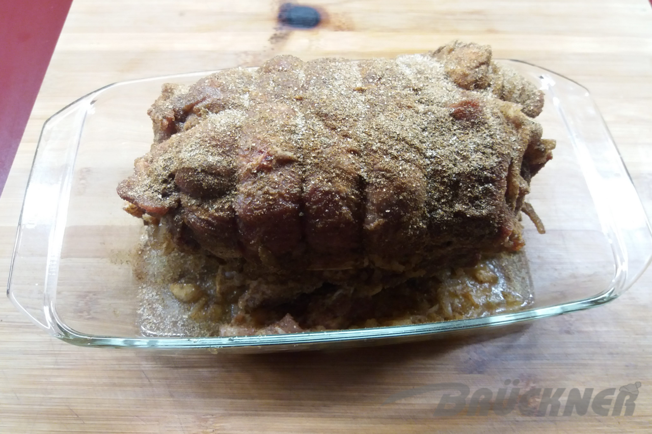 Rollbraten, gerollt und gewürzt