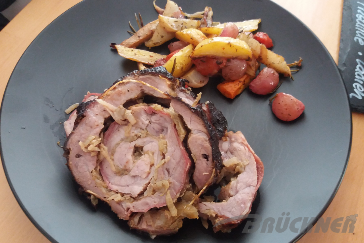 Rollbraten, aufgeschnitten mit Grillgemüse