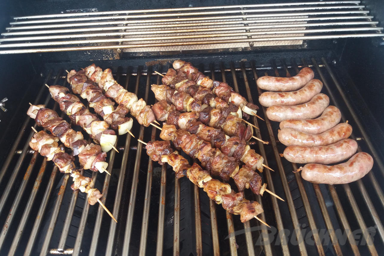 selbst zubereitete Schaschlik und Salsiccia